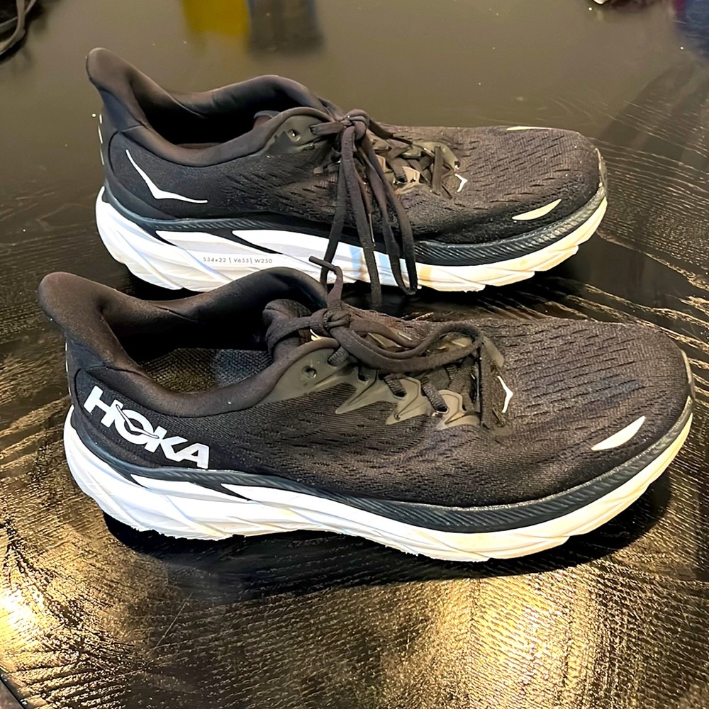 Men’s size 11 Clifton 8 Hokas. Barely been worn! in great condition.